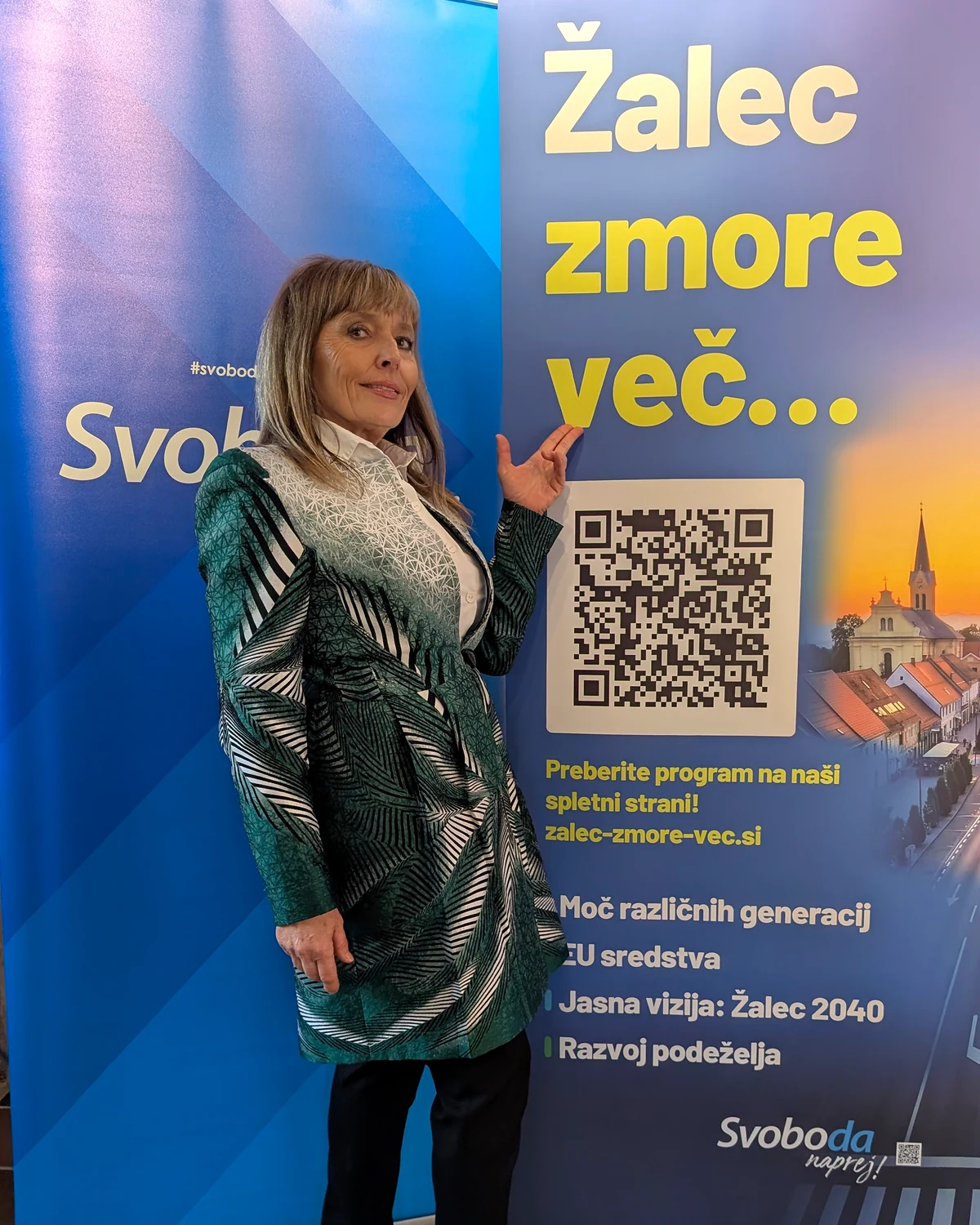 Tanja Basle ob plakatu Žalec zmore več s QR kodo do programa